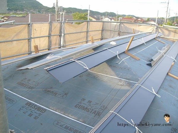 屋根カバー工法を安く抑える②ガルバリウム鋼板のランクを考える