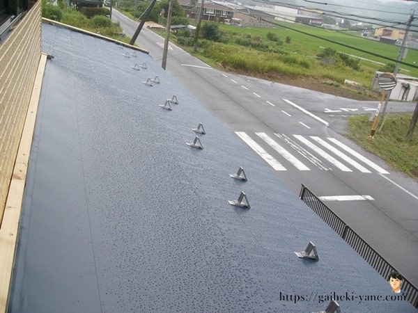 雨に濡れたガルバリウム鋼板屋根