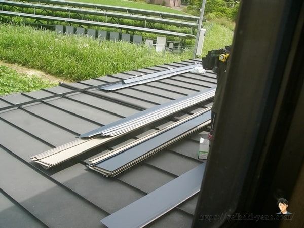 ガルバリウム鋼板を屋根の上に上げる