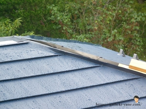屋根カバー工法施工中の雨